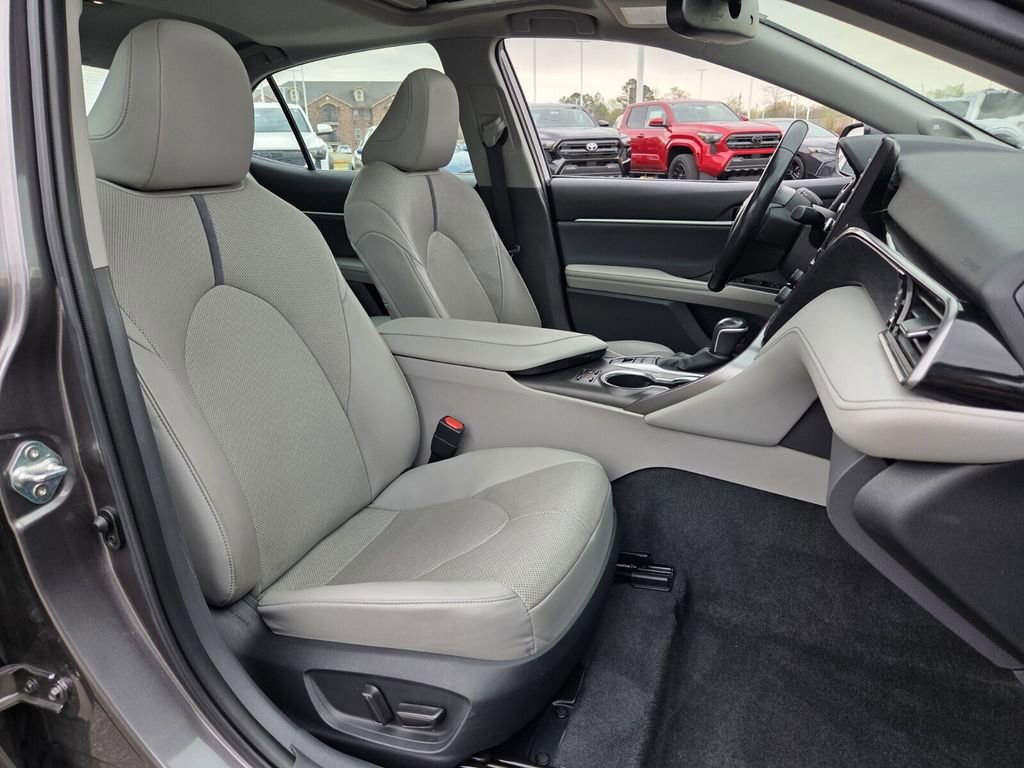 Used 2022 Toyota Camry XLE w/ Navigation Upgrade Package image 12