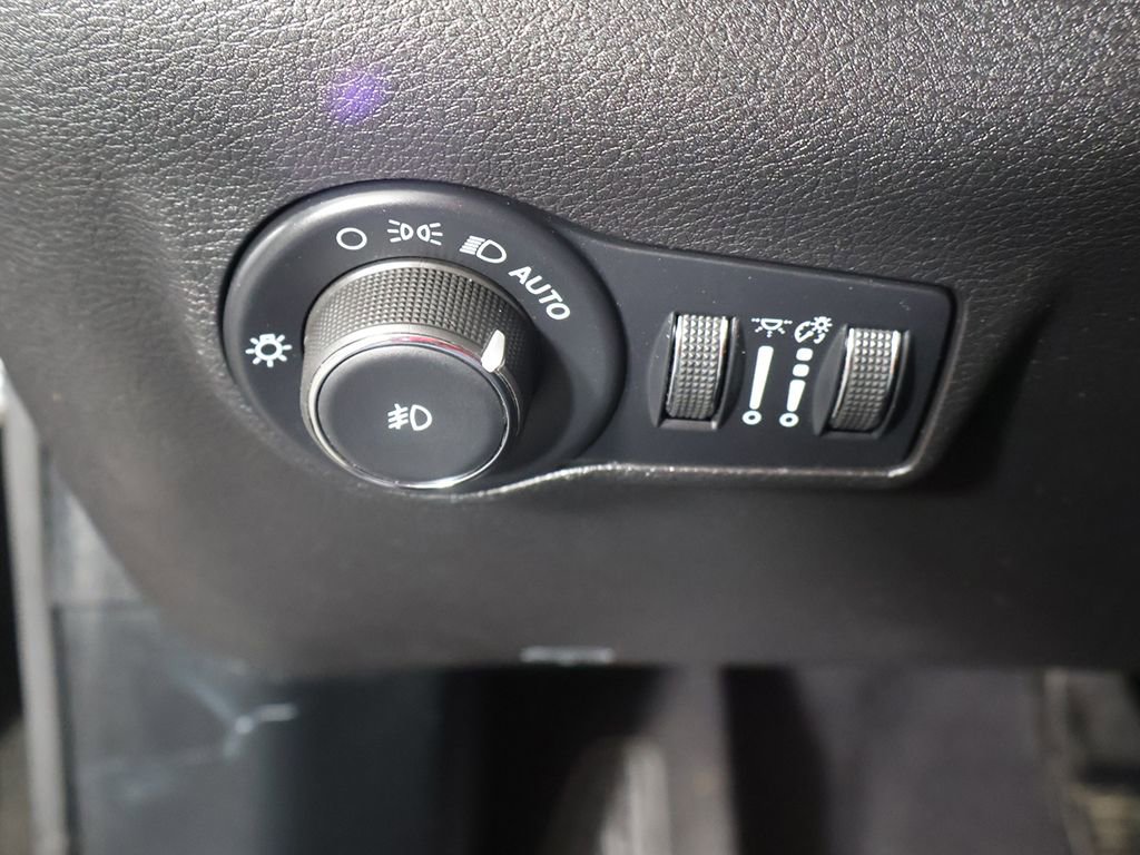 Used 2025 Jeep Compass Limited image 32