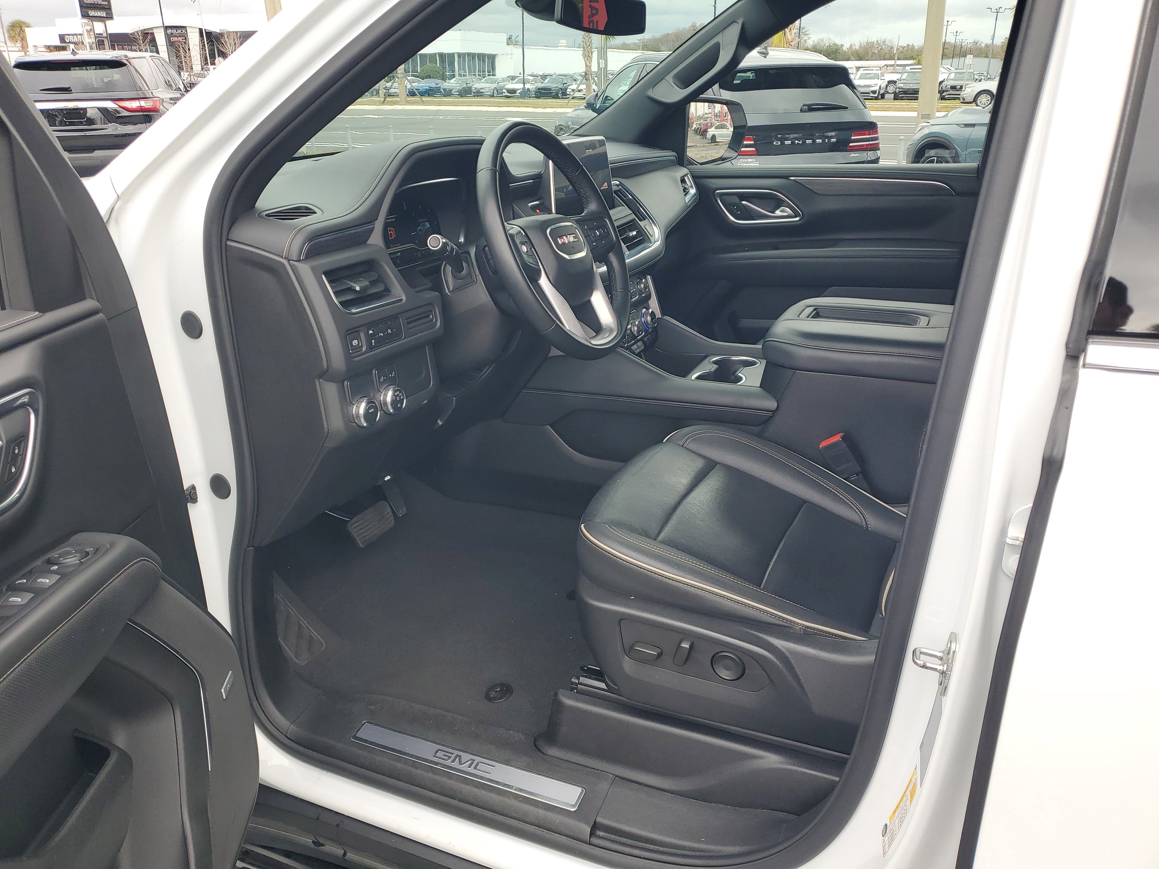 Used 2024 GMC Yukon XL SLT image 12