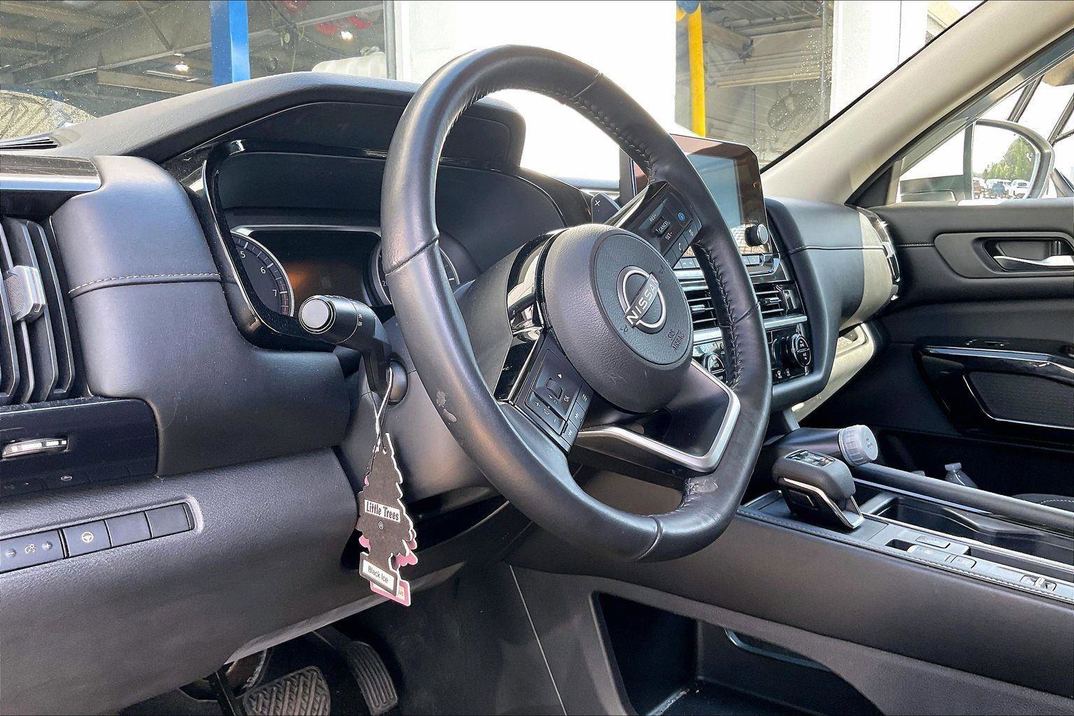 Used 2022 Nissan Pathfinder SV w/ SV Black Package image 6