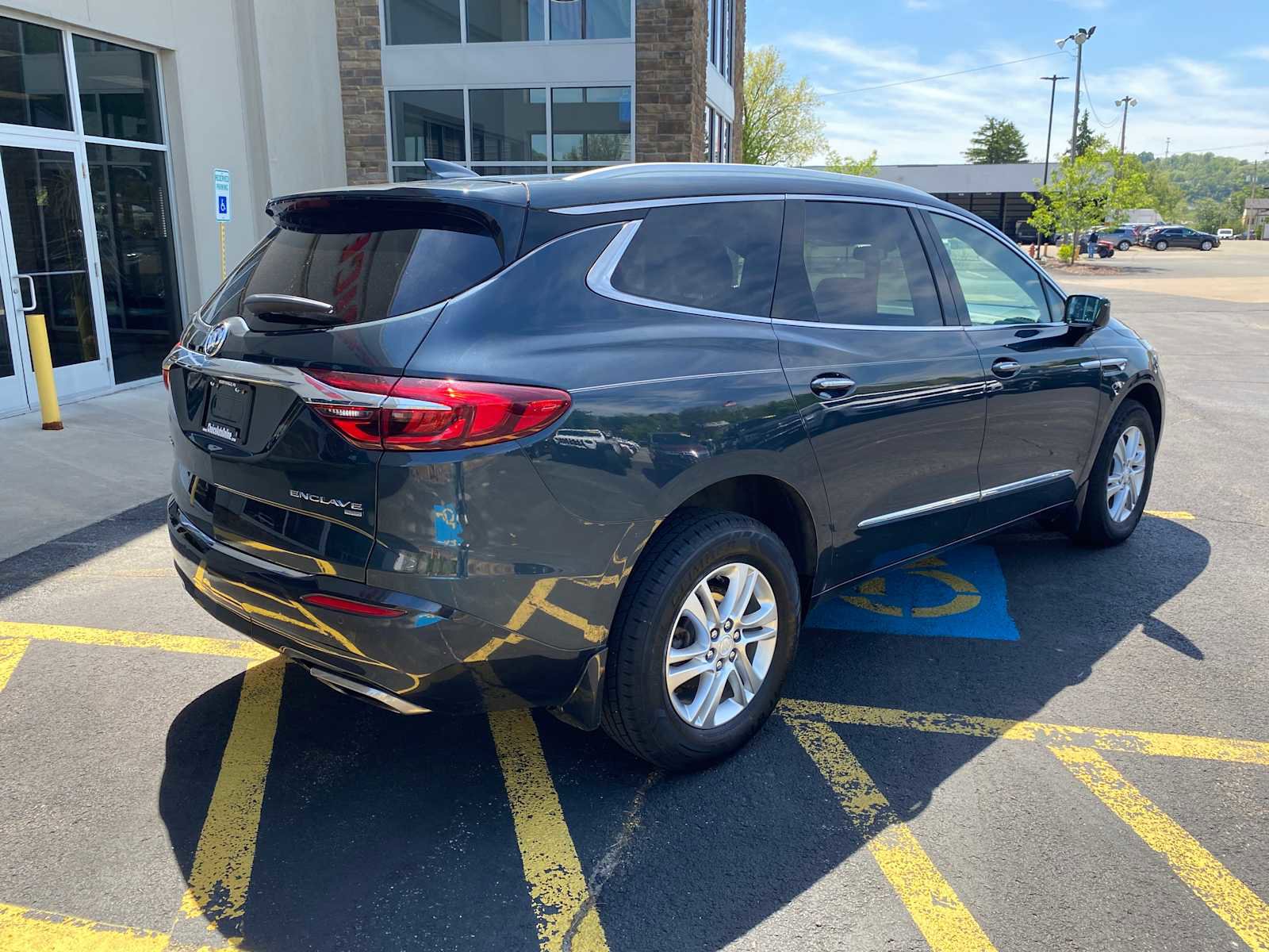 Used 2018 Buick Enclave Essence AWD/4WD image 4
