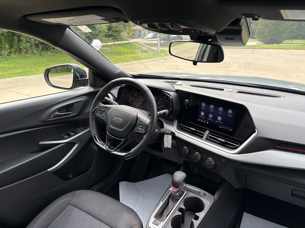 Used 2025 Chevrolet Trax RS w/ Sunroof Package FWD image 31