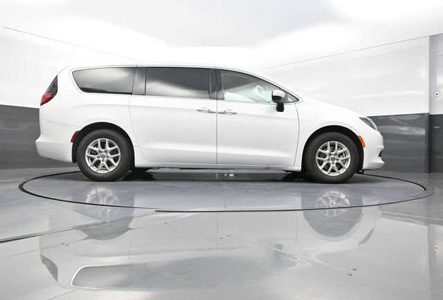 Used 2023 Chrysler Voyager LX image 38