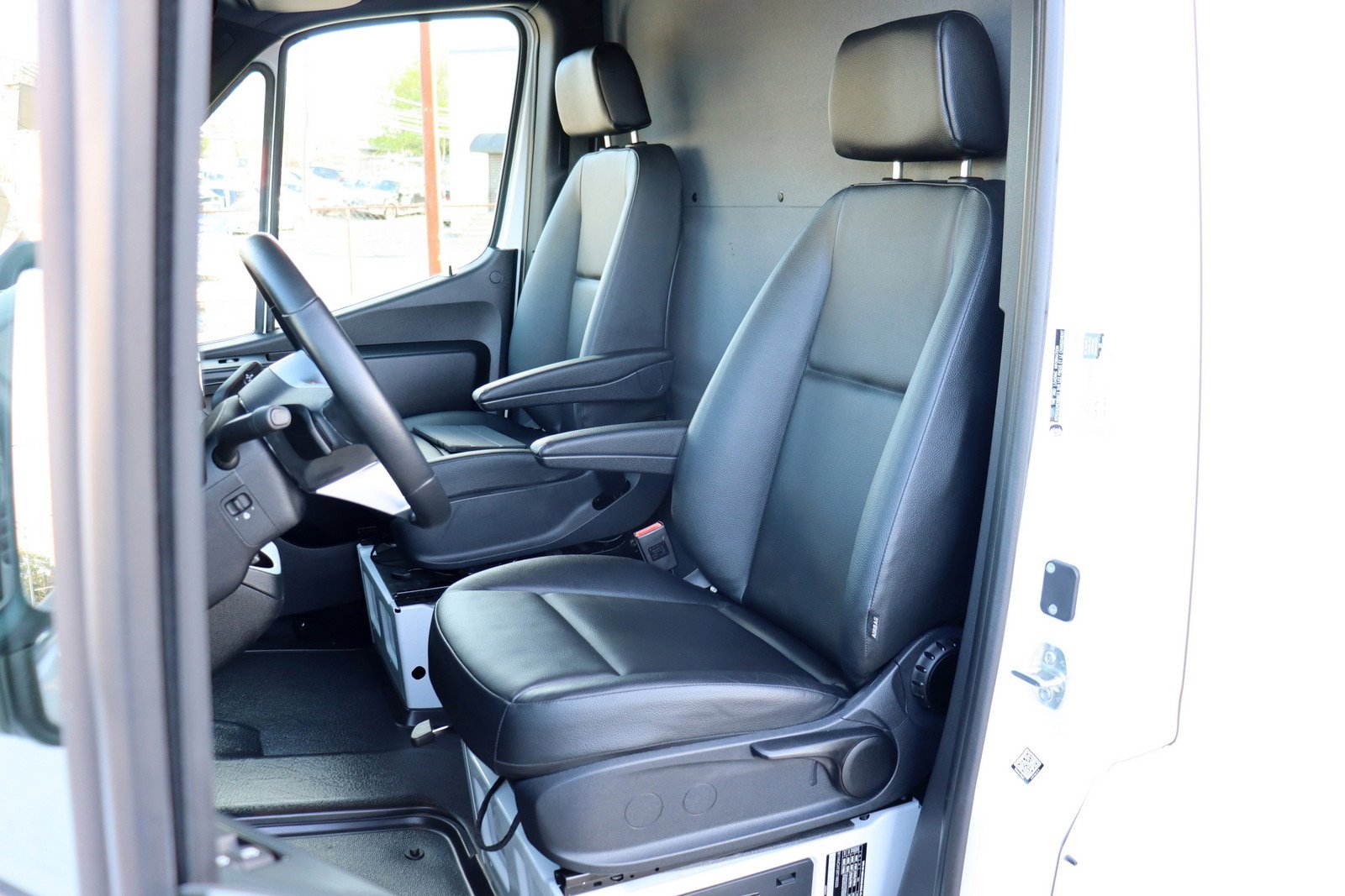 Used 2024 Mercedes-Benz eSprinter 170 Cargo image 11