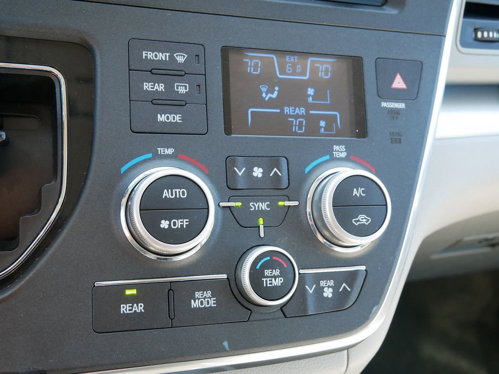 Used 2015 Toyota Sienna LE image 23