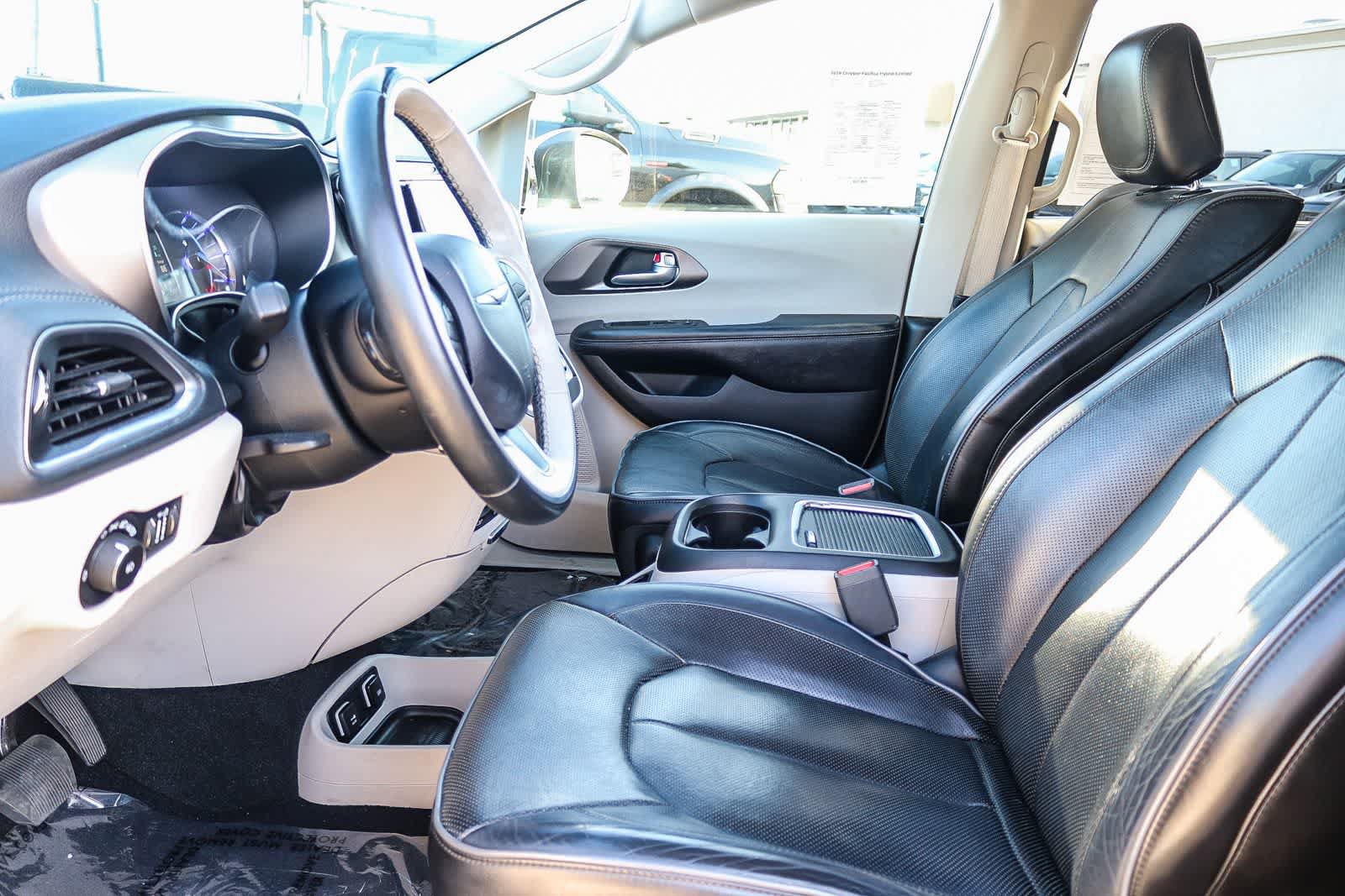 Used 2019 Chrysler Pacifica Limited w/ Advanced Safetytec Group FWD image 16