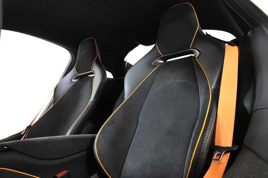 Used 2025 McLaren Artura image 16