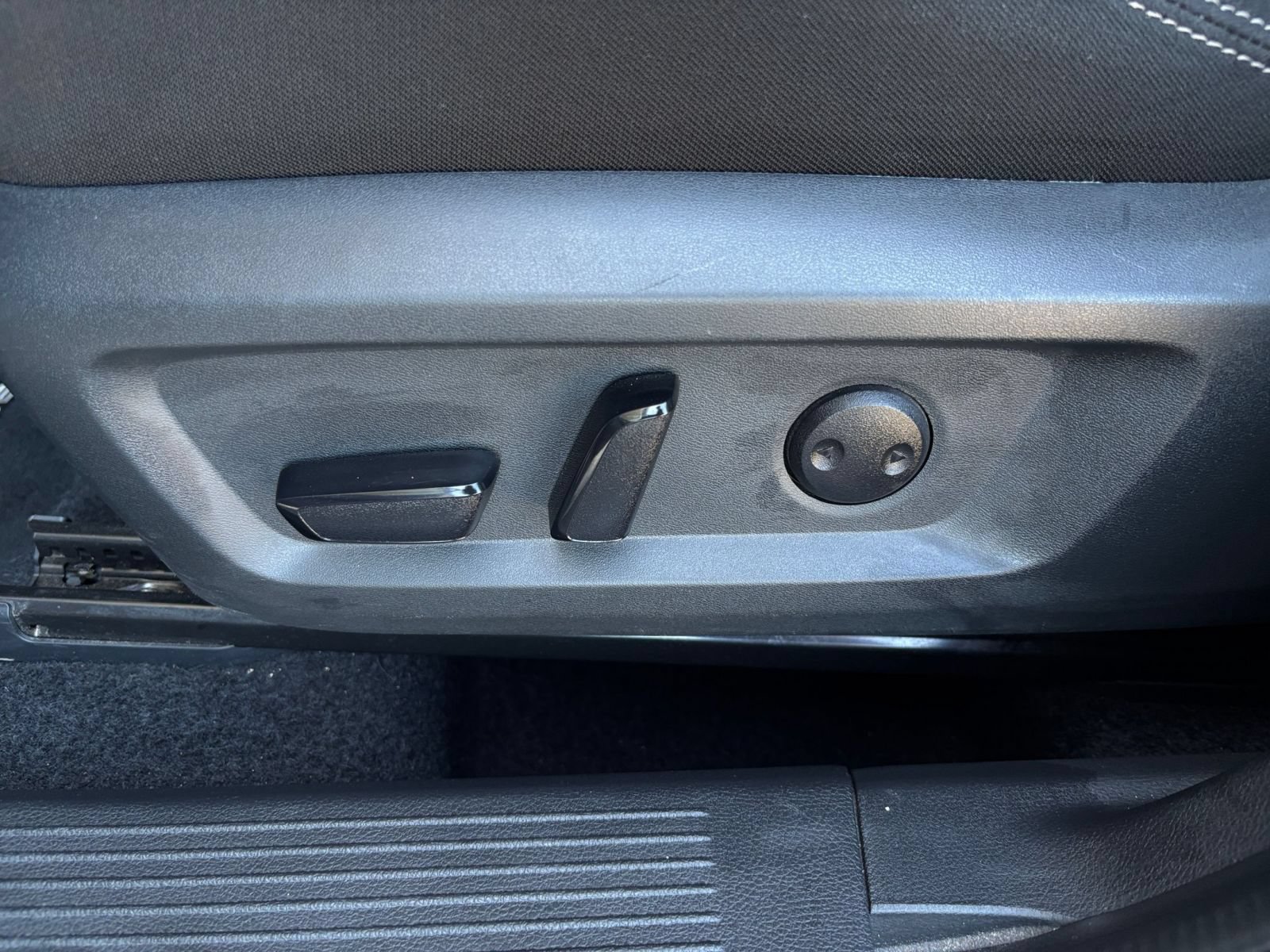 Used 2025 Nissan Rogue SV FWD image 22