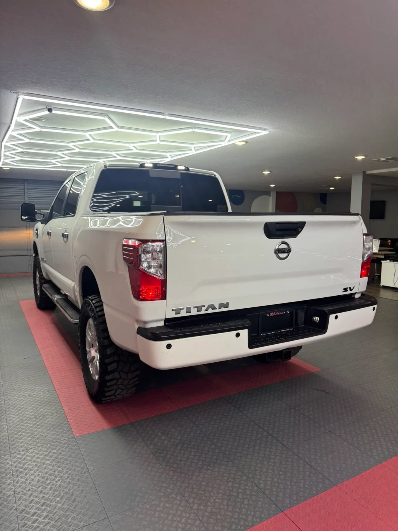 Used 2017 Nissan Titan SV RWD image 6