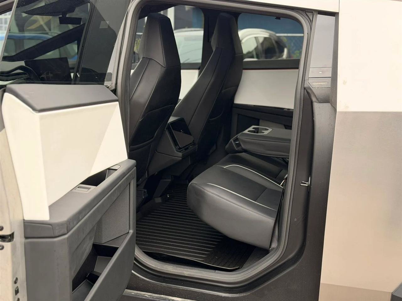 Used 2024 Tesla Cybertruck AWD Crew Cab image 26