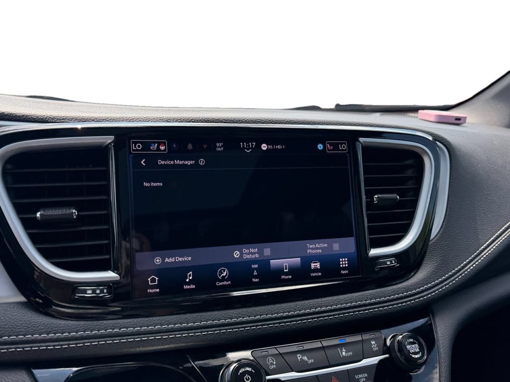 Used 2025 Chrysler Pacifica Limited FWD image 19