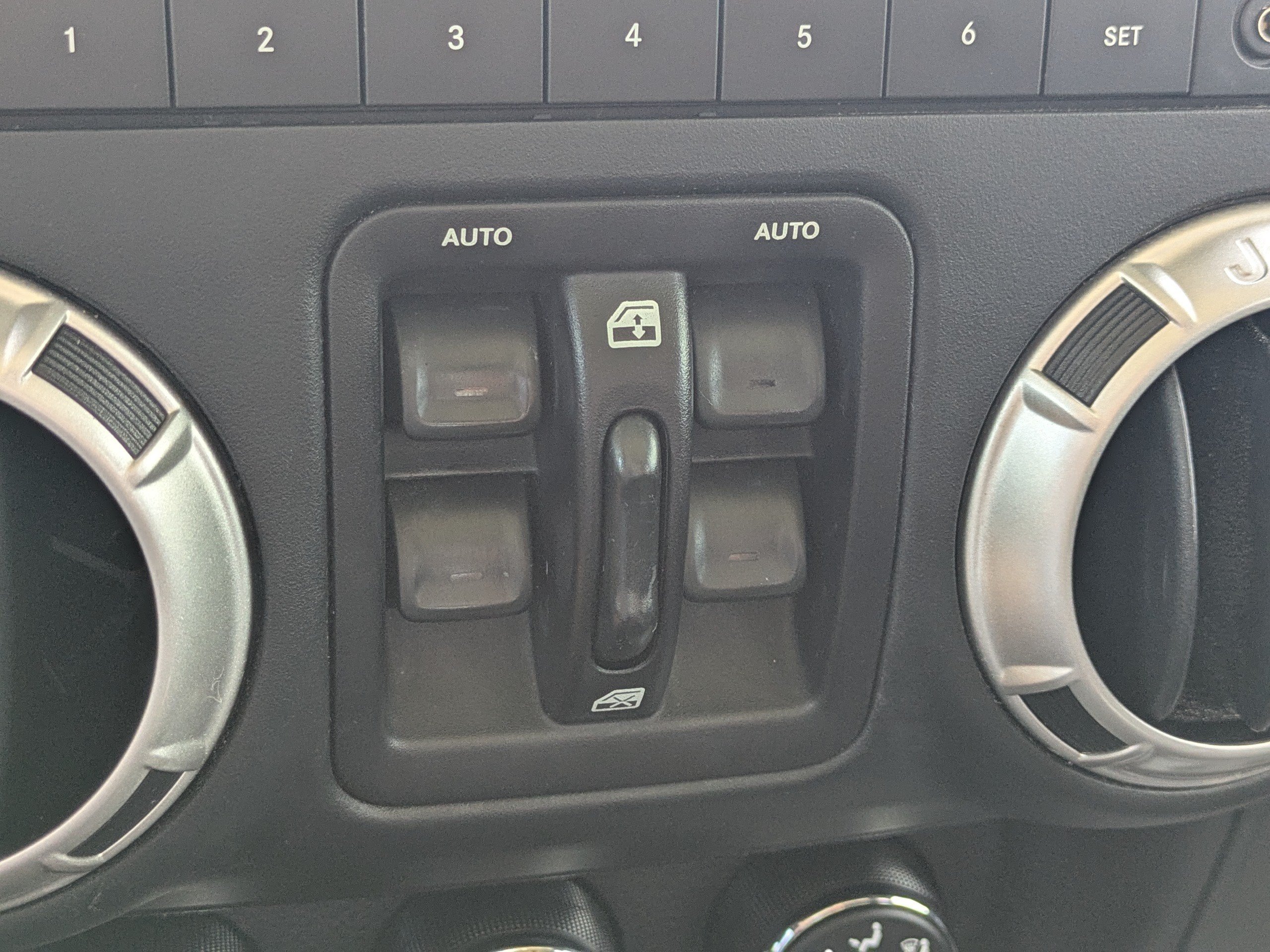 Used 2018 Jeep Wrangler Unlimited Sahara AWD/4WD image 23