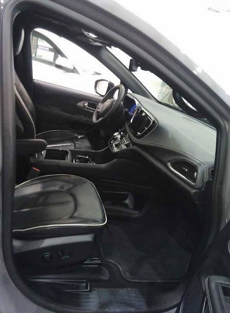 Used 2025 Chrysler Pacifica Limited image 9