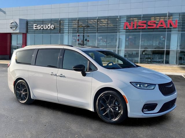 Used 2025 Chrysler Pacifica Limited FWD image 1