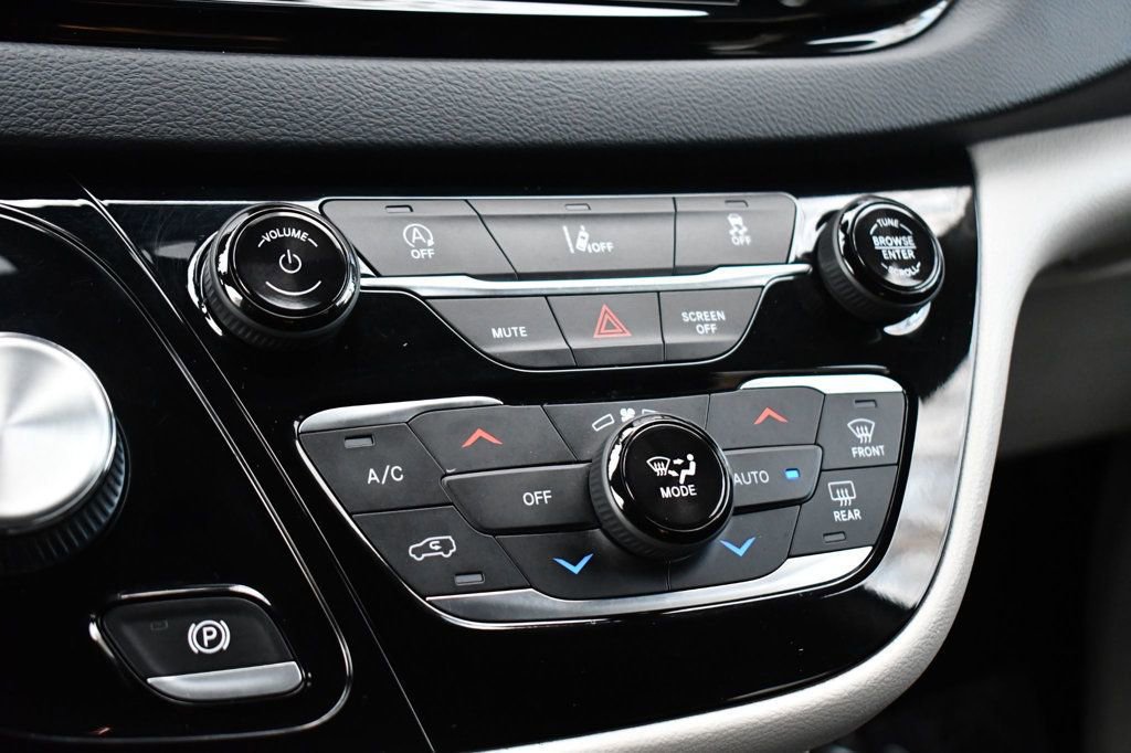 Used 2022 Chrysler Pacifica Touring-L image 32