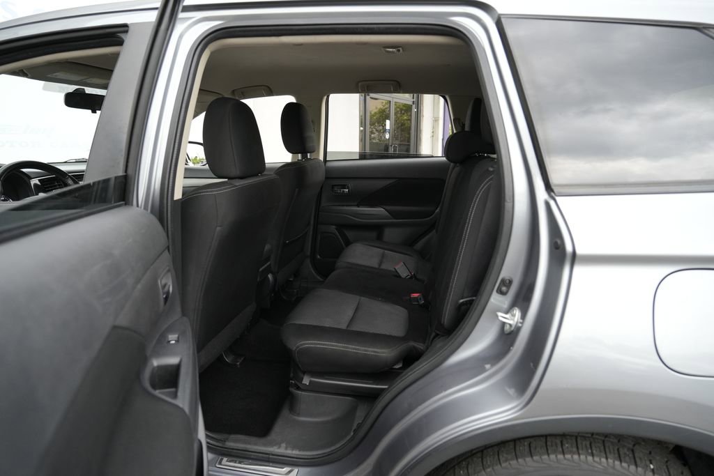 Used 2016 Mitsubishi Outlander SE AWD/4WD image 23