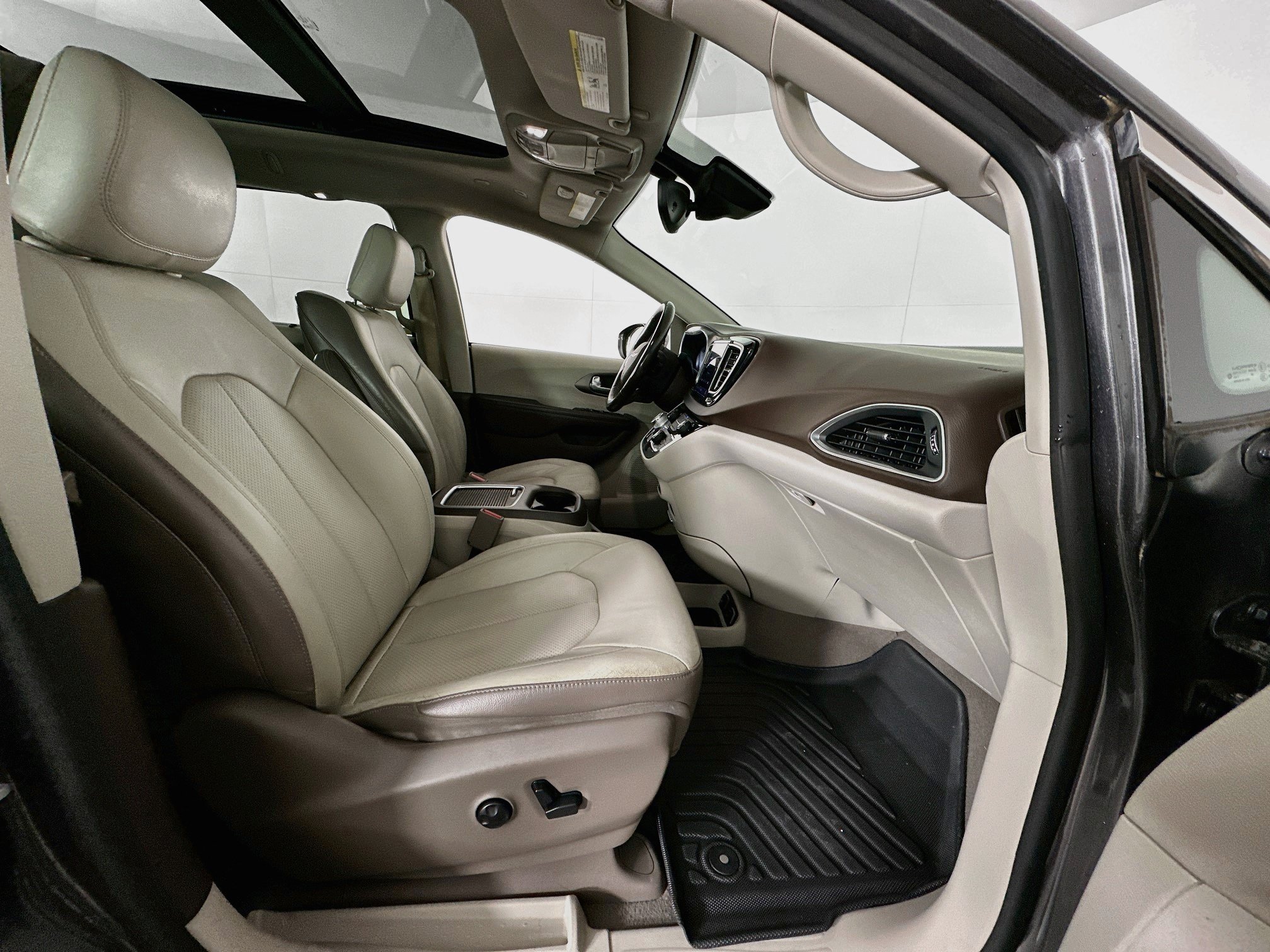 Used 2019 Chrysler Pacifica Touring-L Plus w/ Advanced Safetytec Group FWD image 34