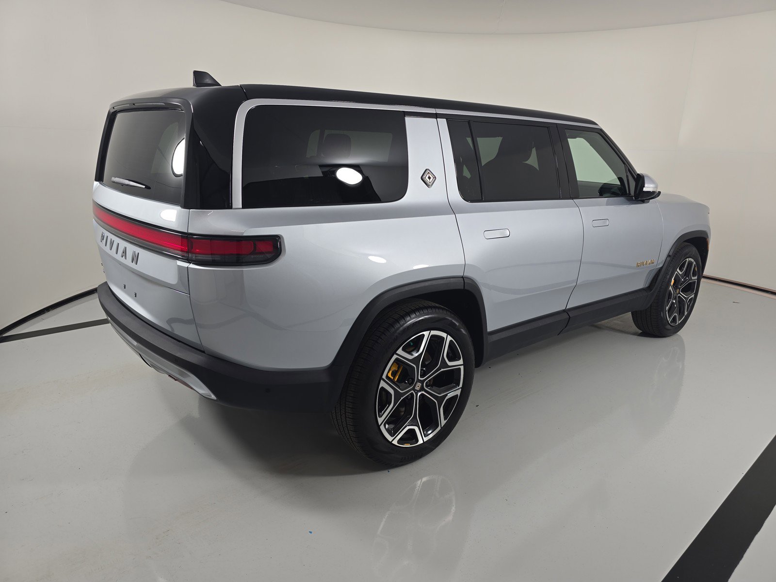 Used 2023 Rivian R1S Adventure AWD/4WD image 5