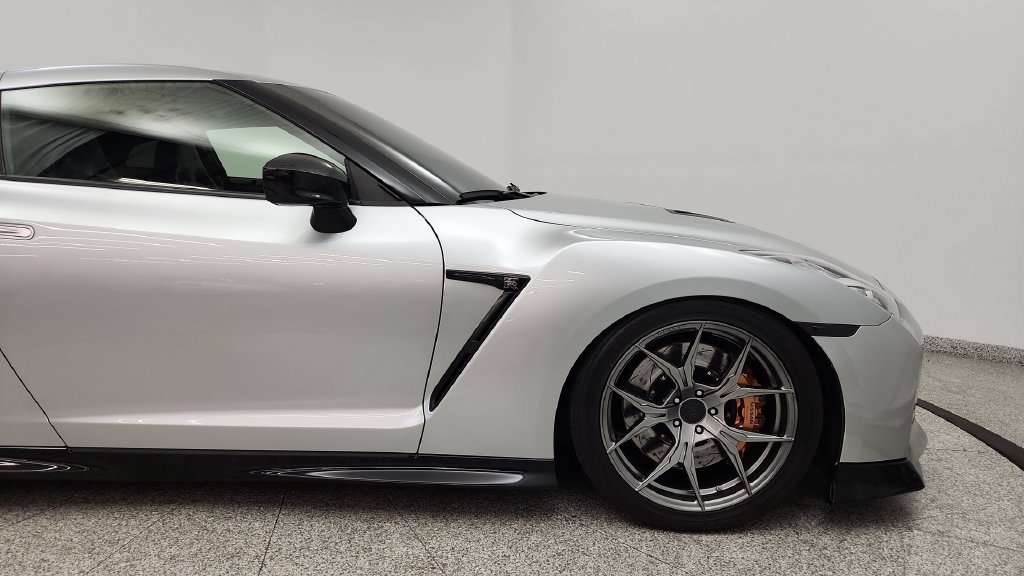 Used 2020 Nissan GT-R Premium AWD/4WD image 25