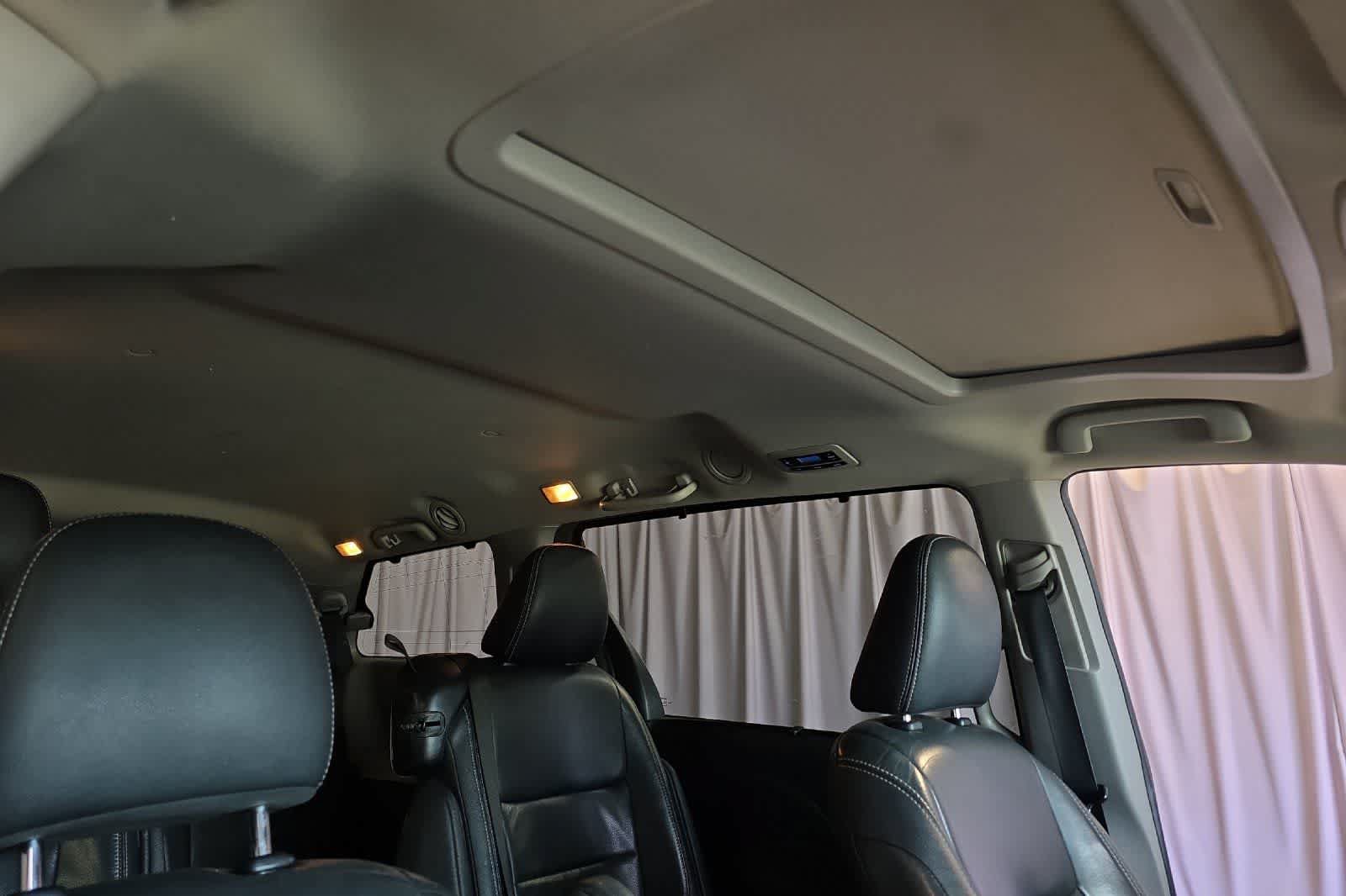 Used 2015 Toyota Sienna SE w/ SE Preferred Package FWD image 19