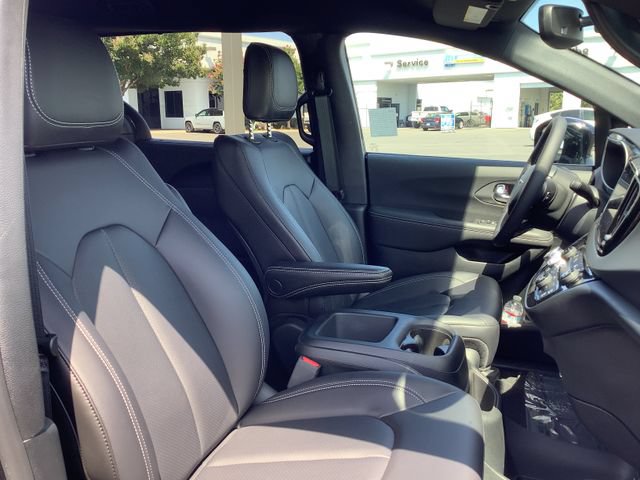 Used 2025 Chrysler Voyager LX FWD image 36