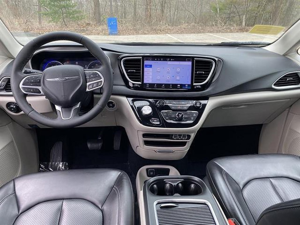 Used 2023 Chrysler Pacifica Touring-L FWD image 60