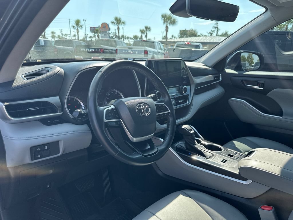 Used 2023 Toyota Highlander XLE FWD image 13