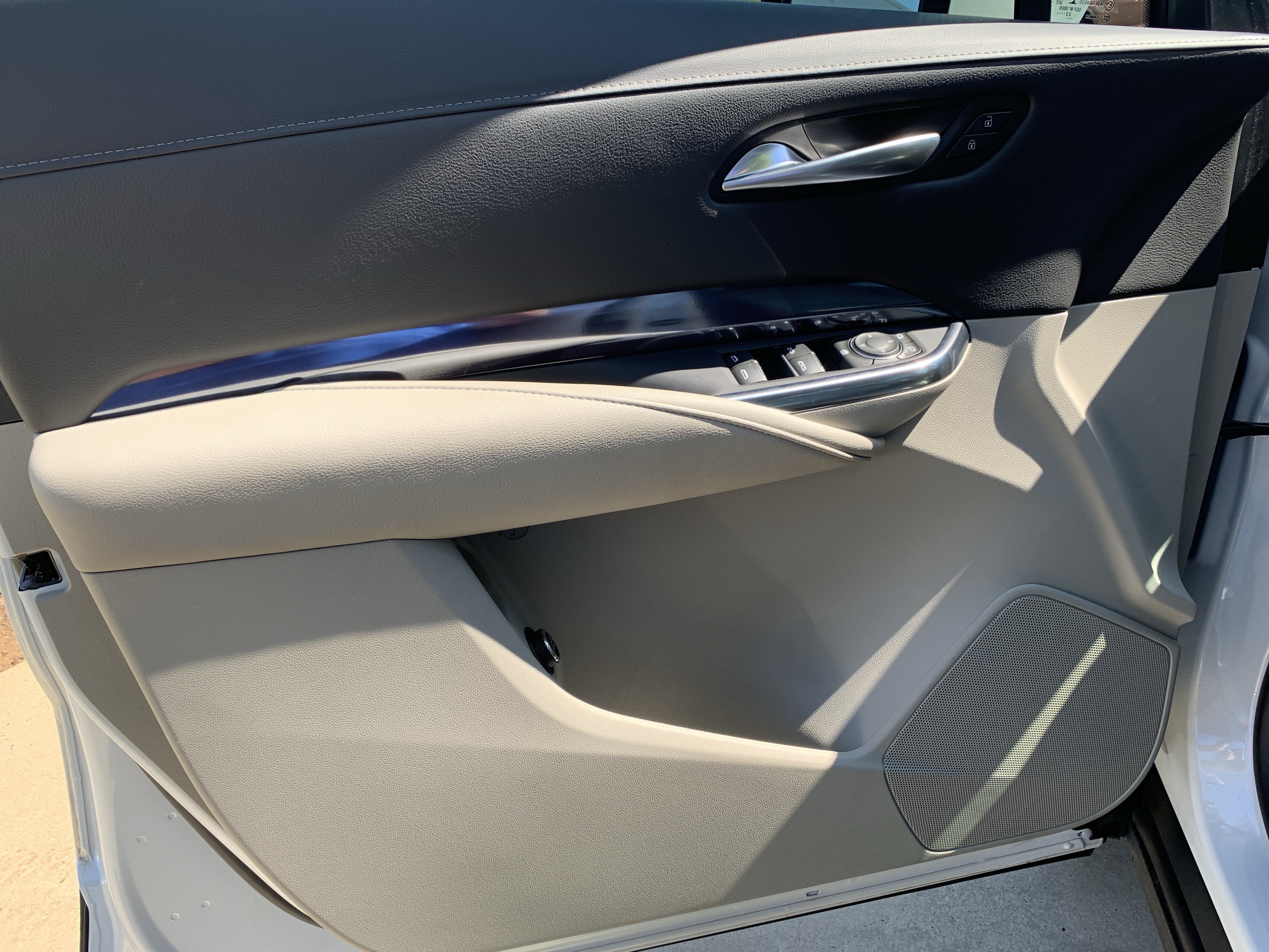 Used 2023 Cadillac XT4 Luxury w/ Cold Weather Package FWD image 14