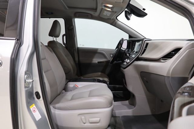 Used 2019 Toyota Sienna XLE FWD image 38