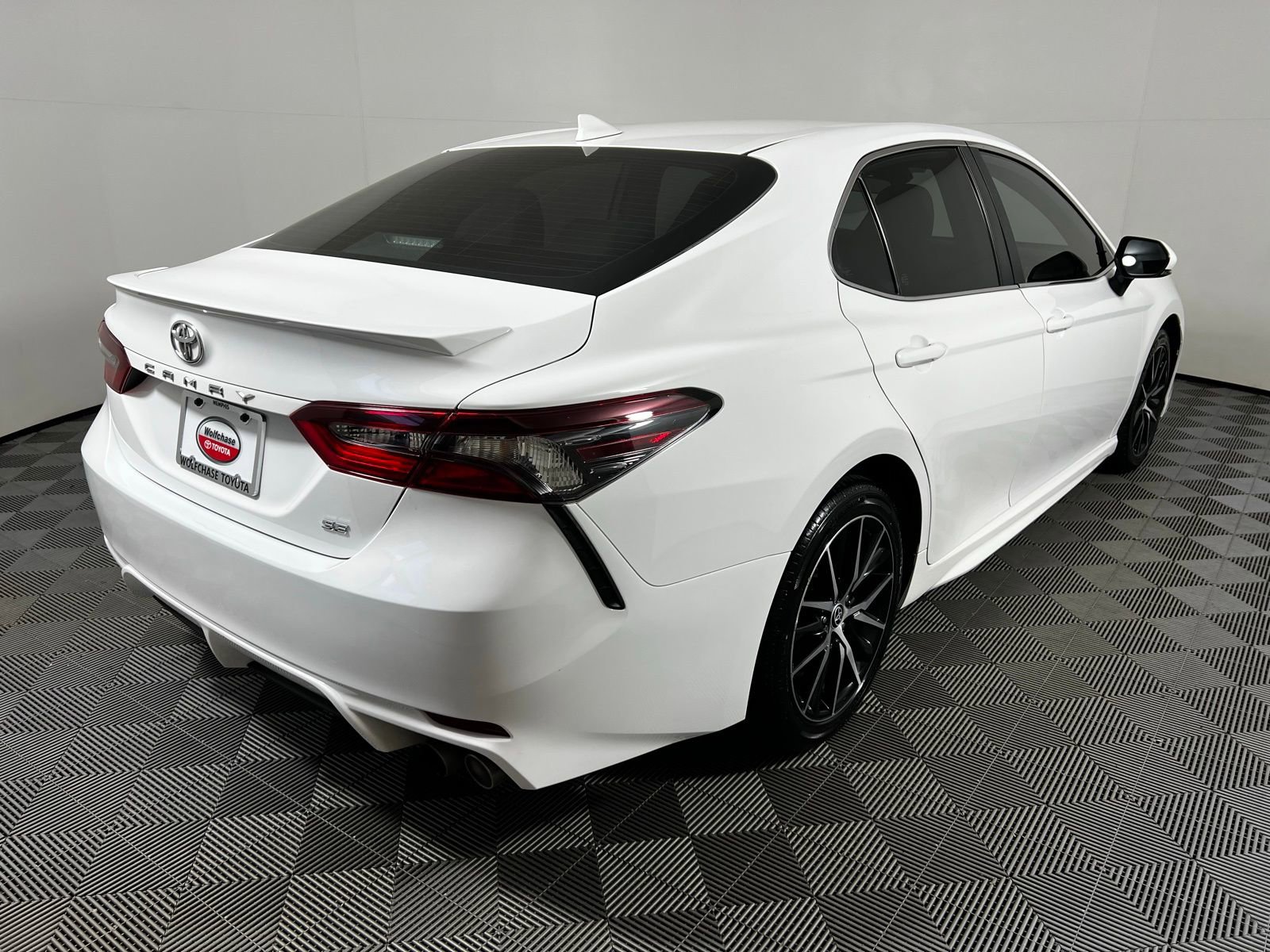 Used 2024 Toyota Camry SE image 5