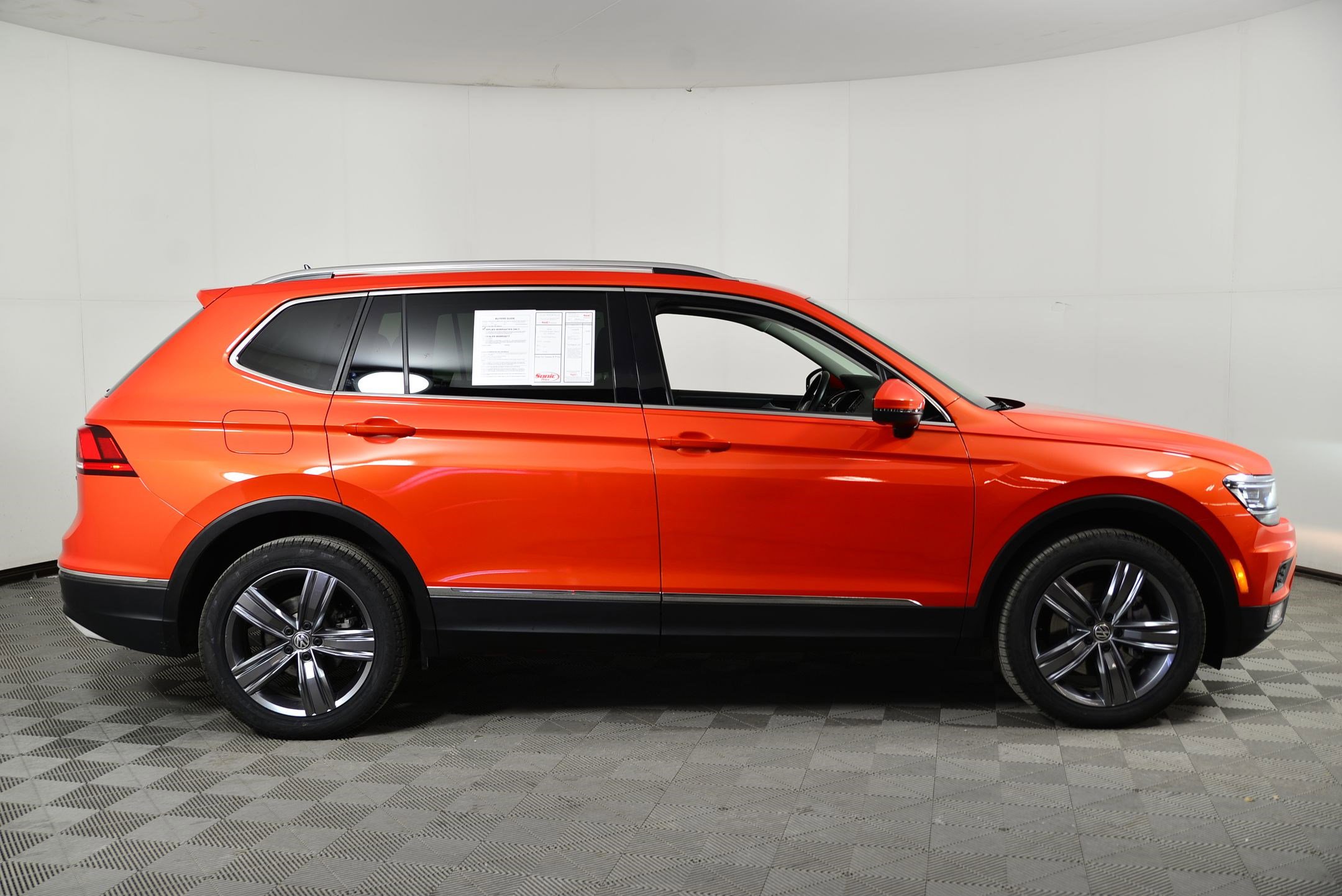 Used 2019 Volkswagen Tiguan SEL Premium image 8