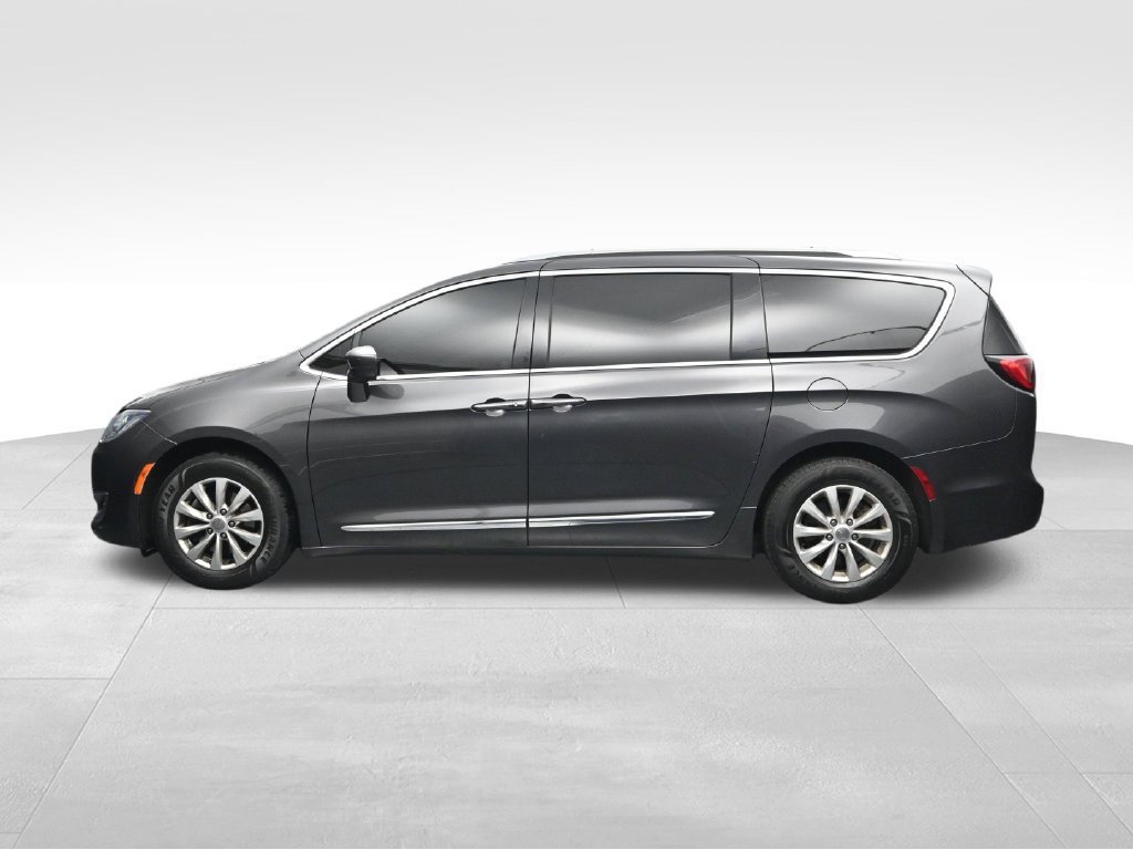 Used 2019 Chrysler Pacifica Touring-L FWD image 2