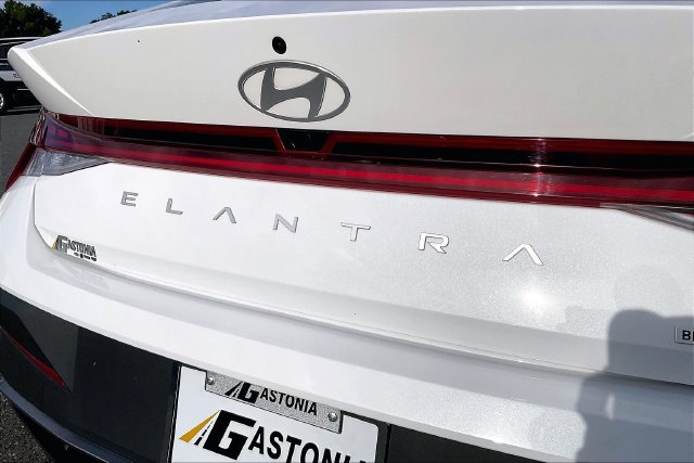 Used 2024 Hyundai Elantra Blue FWD image 22