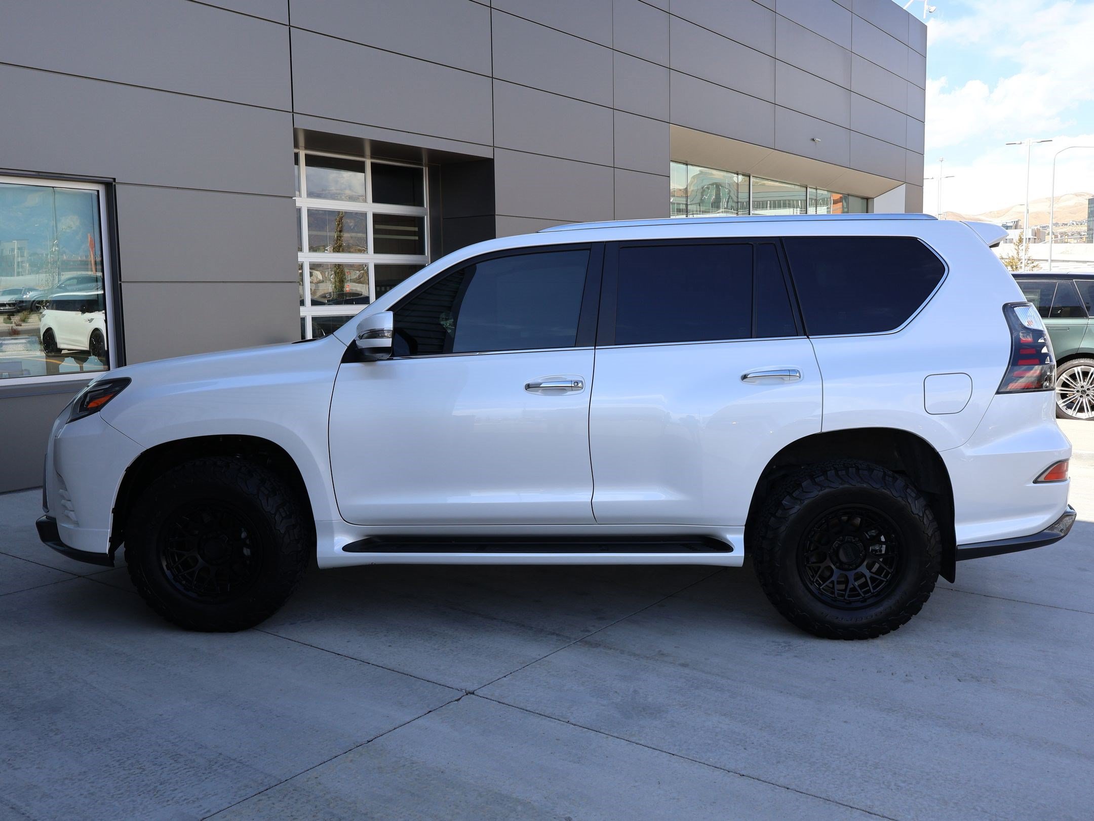 Used 2023 Lexus GX 460 Luxury w/ Sport Design Package AWD/4WD image 9