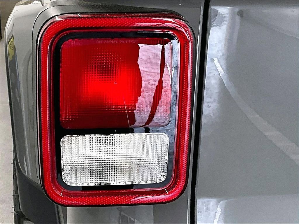 Used 2021 Jeep Gladiator Sport AWD/4WD image 32