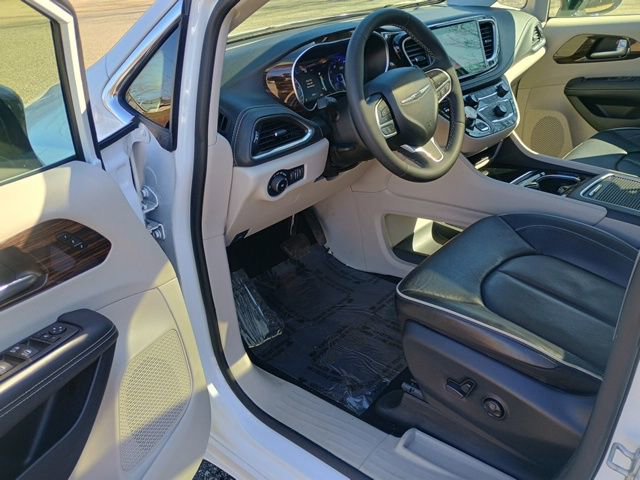 Used 2024 Chrysler Pacifica Limited AWD/4WD image 22