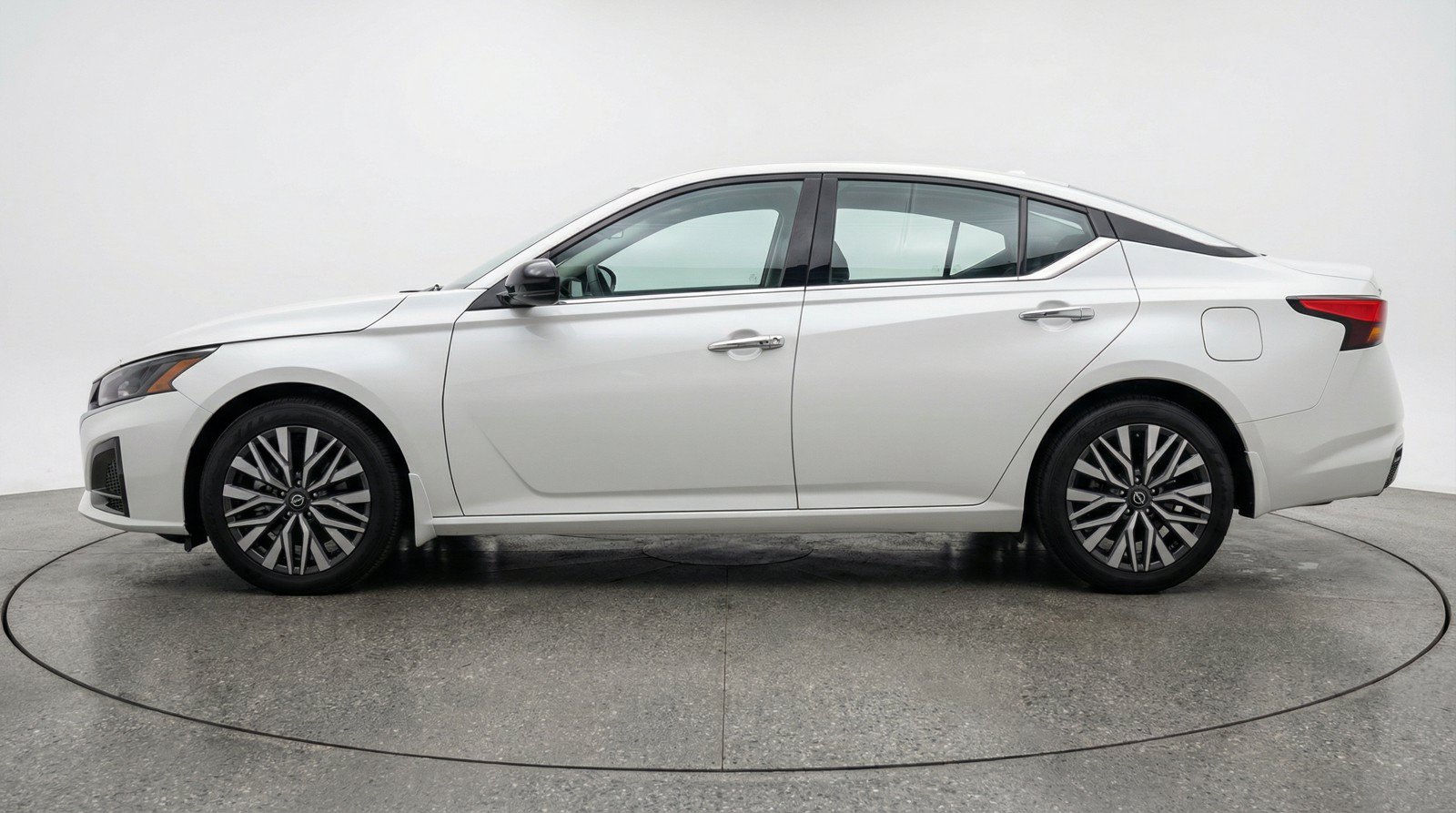 Used 2025 Nissan Altima 2.5 SV FWD image 5