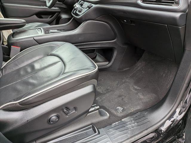 Used 2025 Chrysler Pacifica Limited image 16