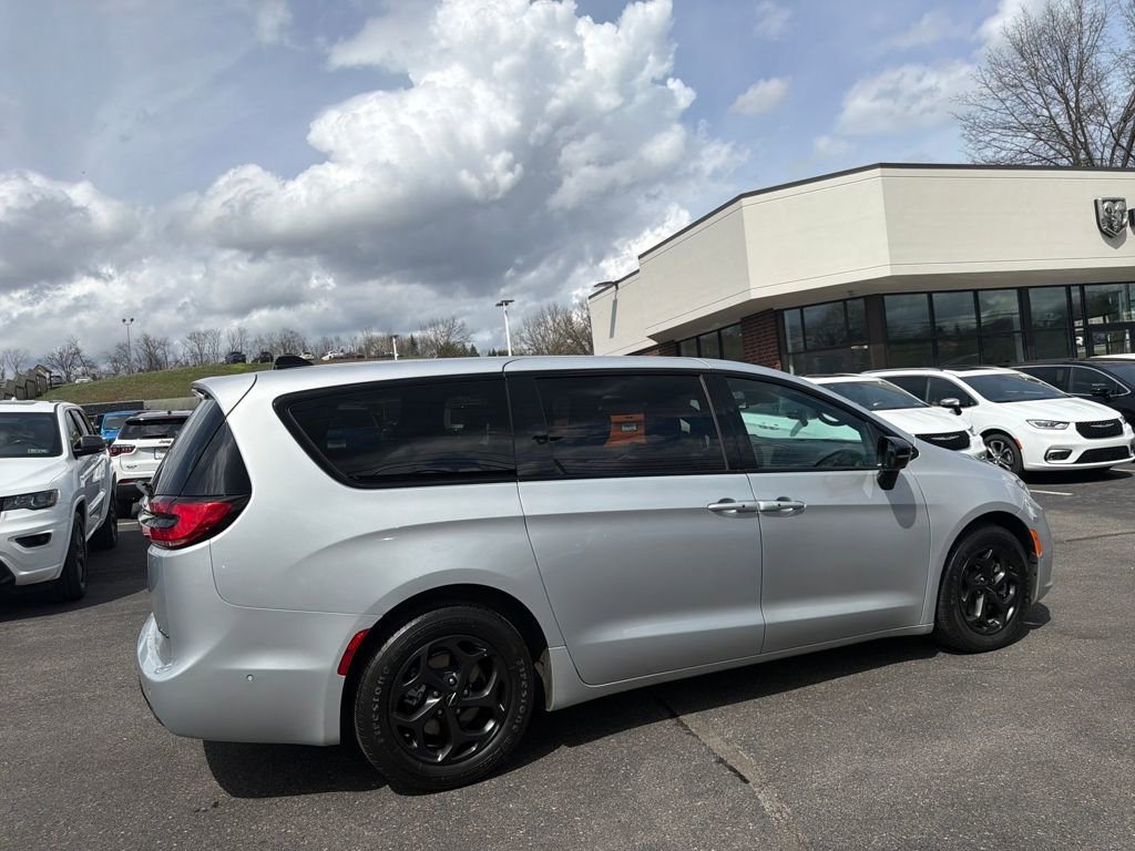 Used 2023 Chrysler Pacifica Limited w/ S Appearance Package image 7