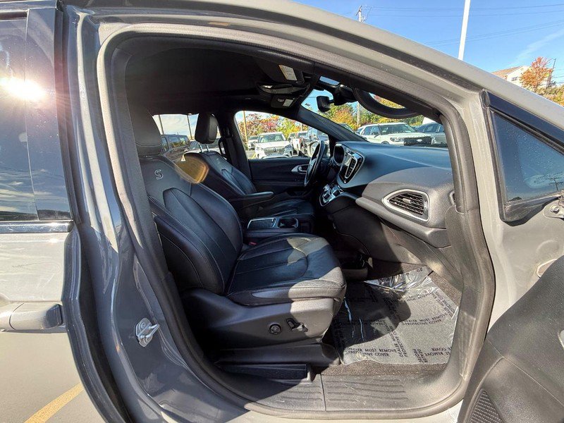 Used 2020 Chrysler Pacifica Touring-L Plus w/ Advanced Safetytec Group FWD image 13