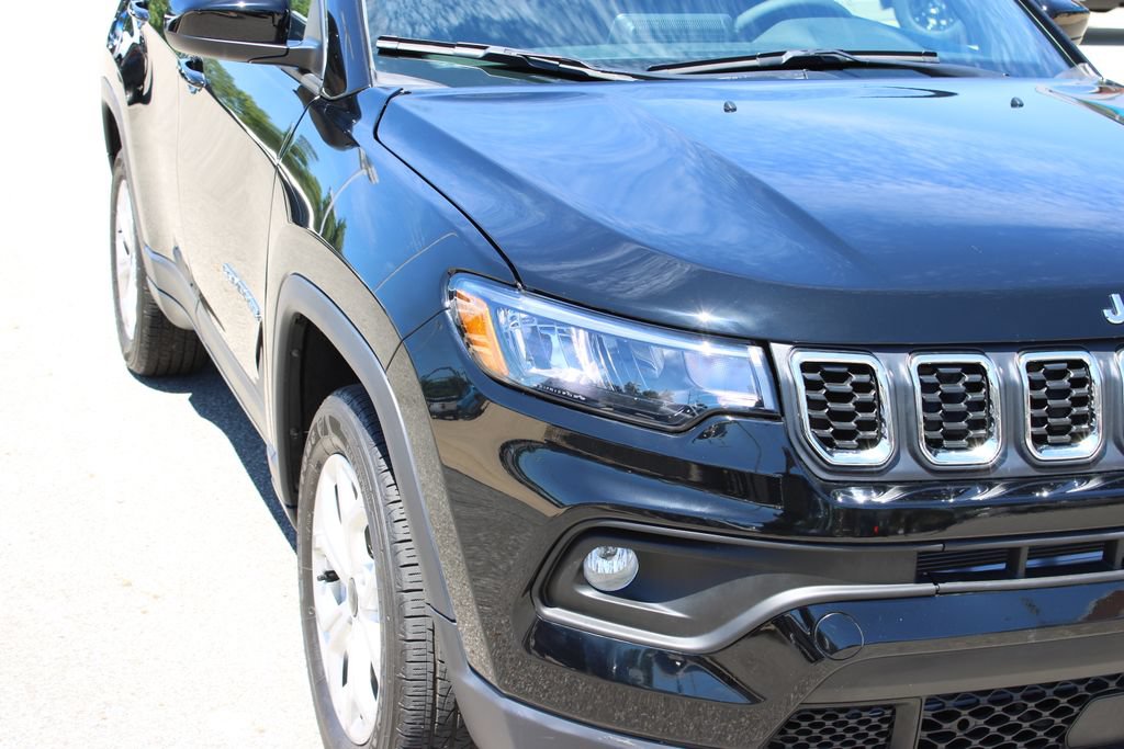 Used 2025 Jeep Compass Latitude AWD/4WD image 4