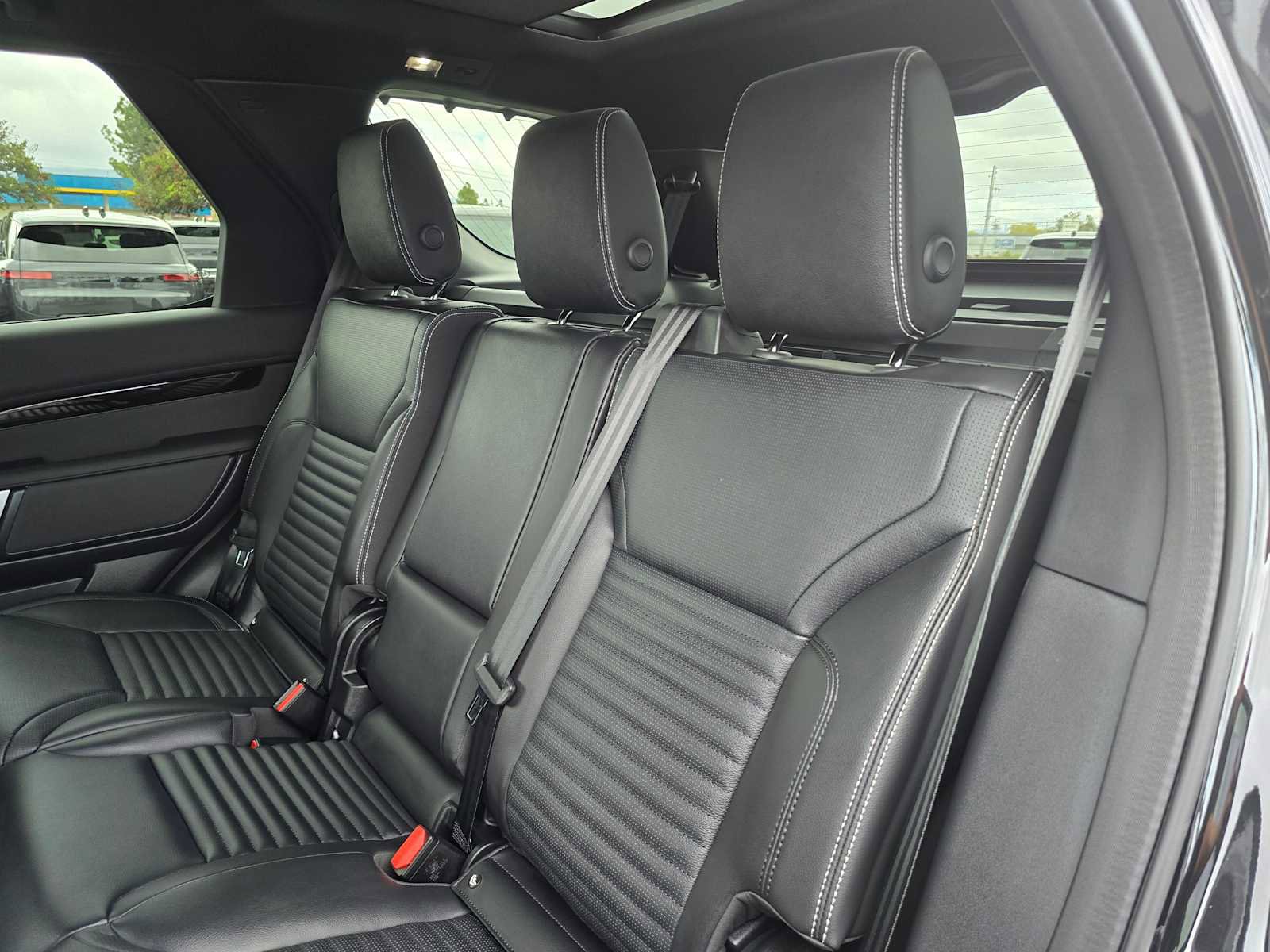 New 2025 Land Rover Discovery S image 19
