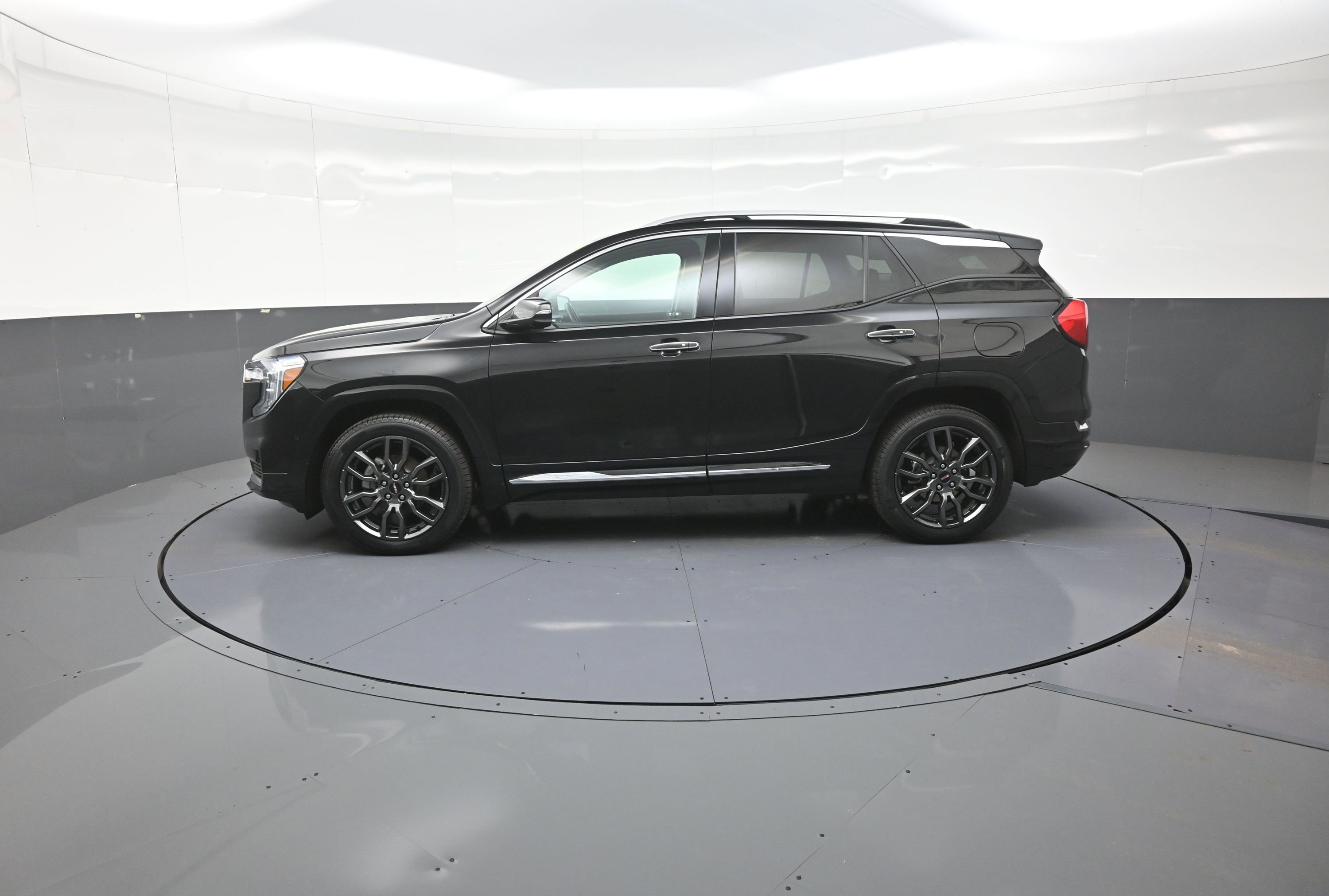 Used 2023 GMC Terrain Denali w/ Black Diamond Edition image 6