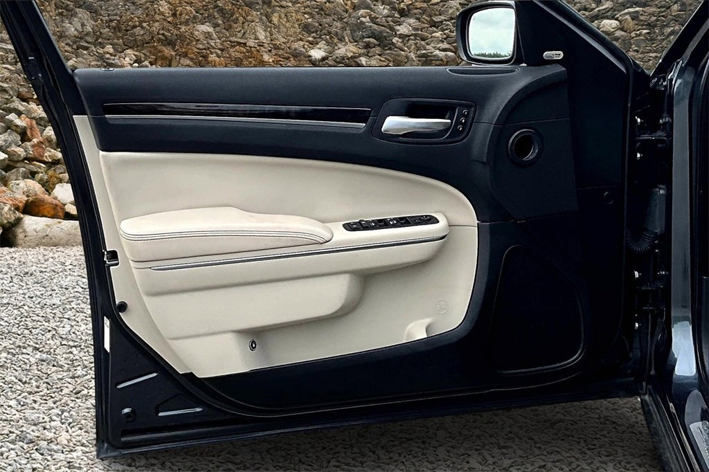 Used 2018 Chrysler 300 Limited image 21