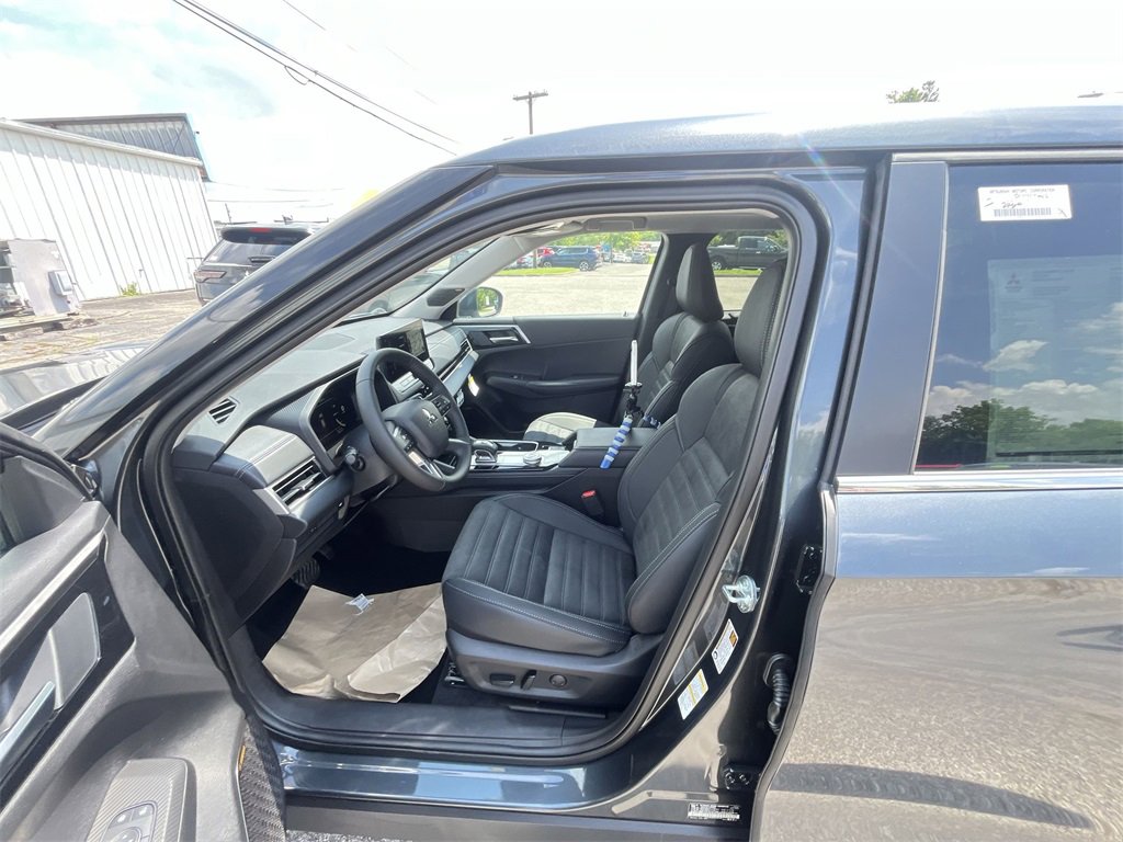 New 2025 Mitsubishi Outlander SE image 11
