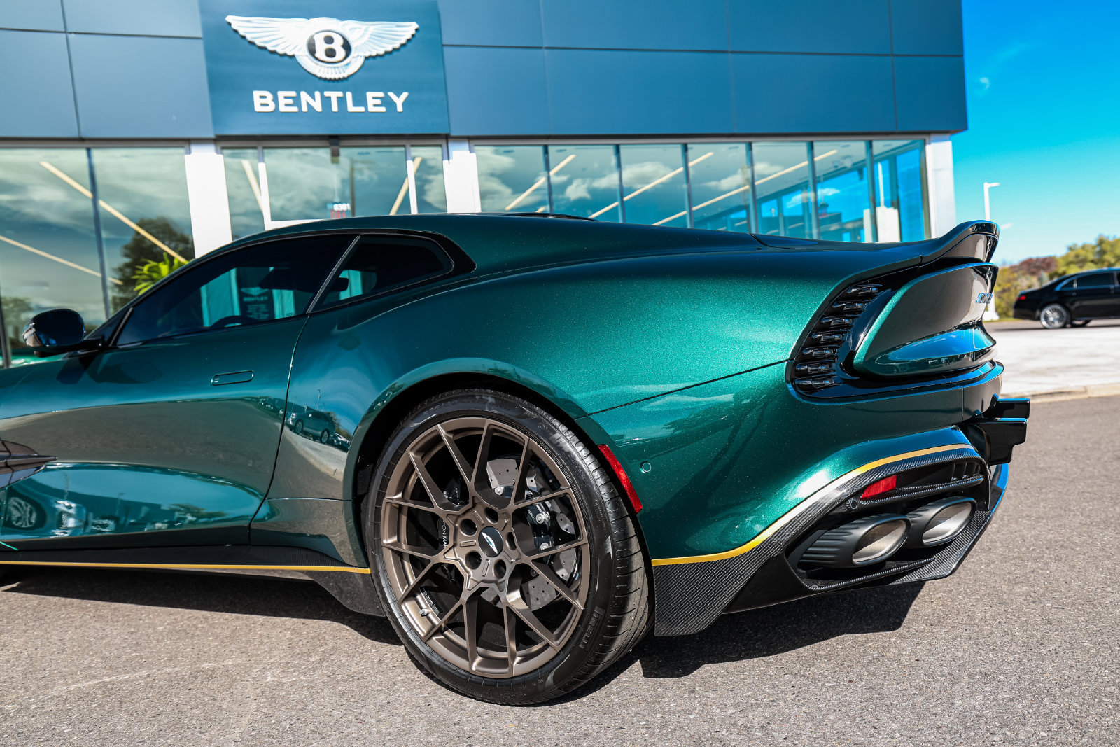 Used 2025 Aston Martin Vanquish RWD image 9
