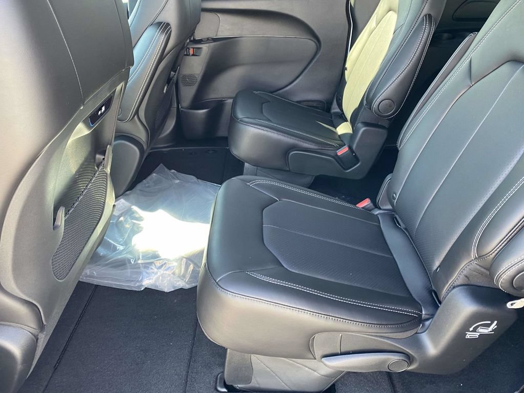 New 2026 Chrysler Pacifica Select w/ S Appearance Package FWD image 41