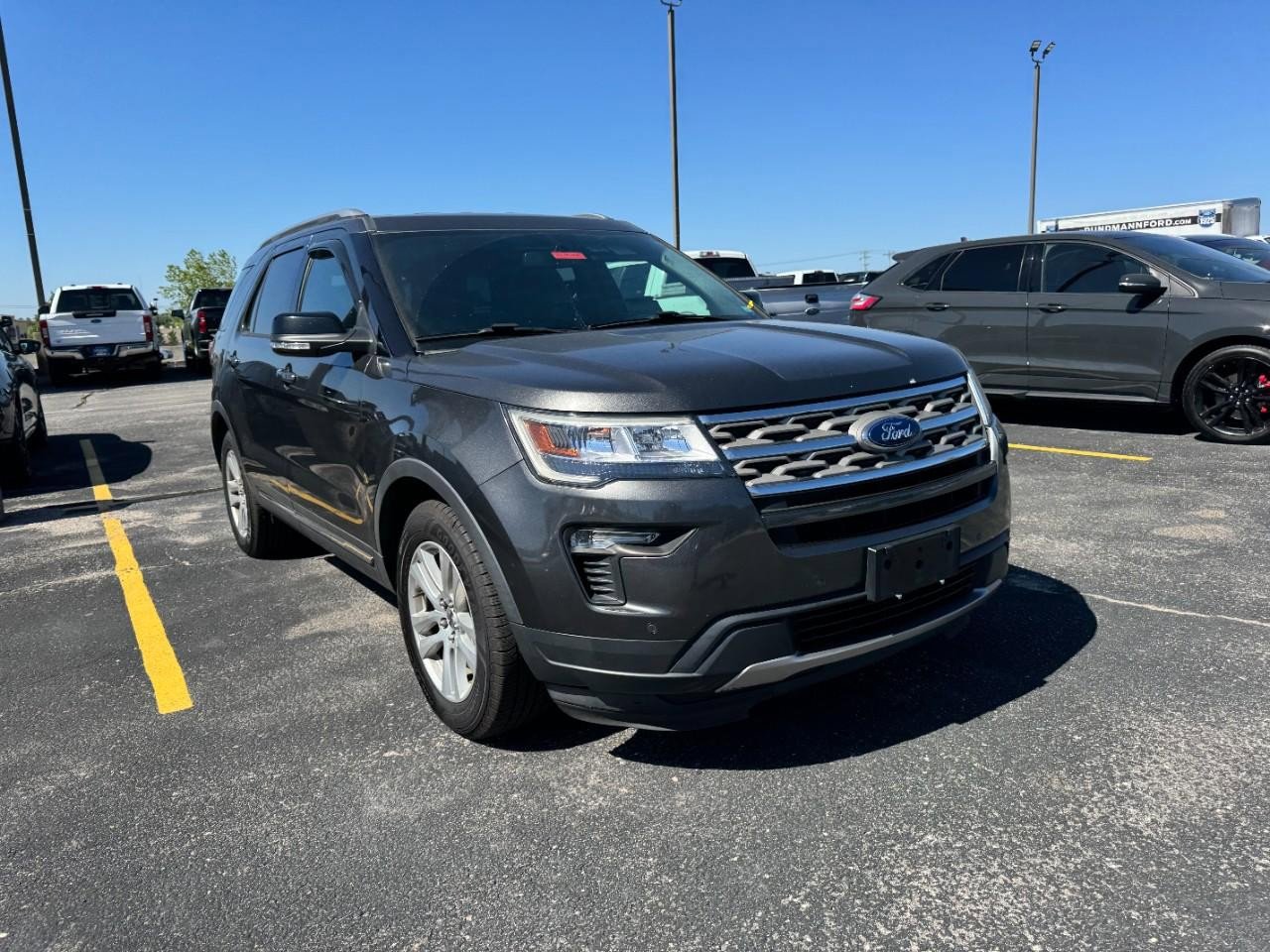 Used 2018 Ford Explorer XLT w/ Equipment Group 202A FWD image 2