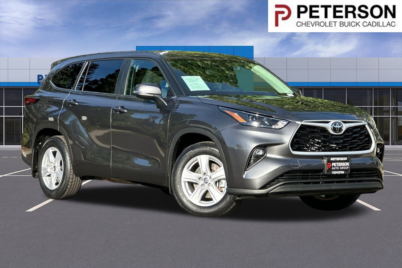 Used 2024 Toyota Highlander LE AWD/4WD image 1