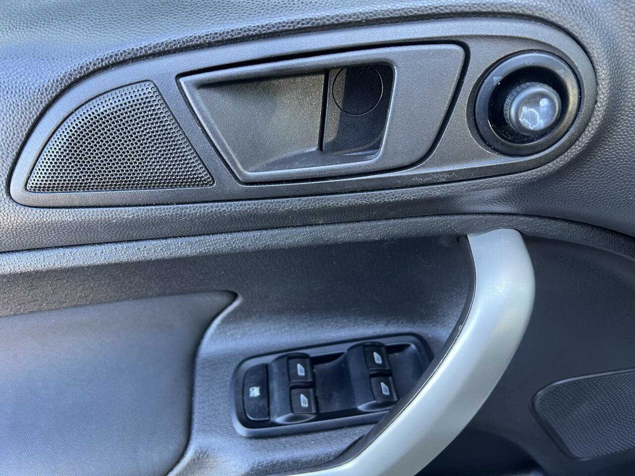 Used 2012 Ford Fiesta SE FWD image 25